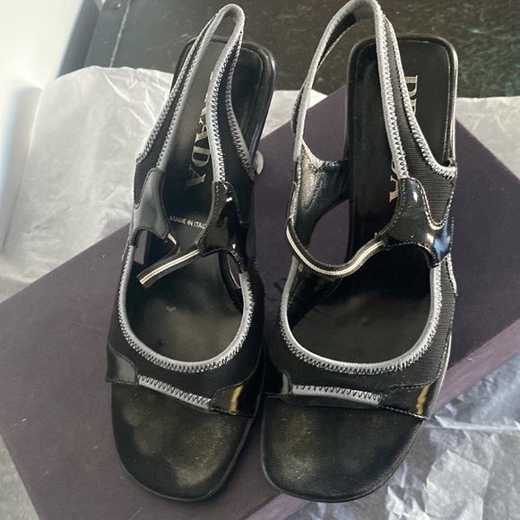 Vintage Prada sandal with black and a little gray trim in size 5 - Picture 2 of 13